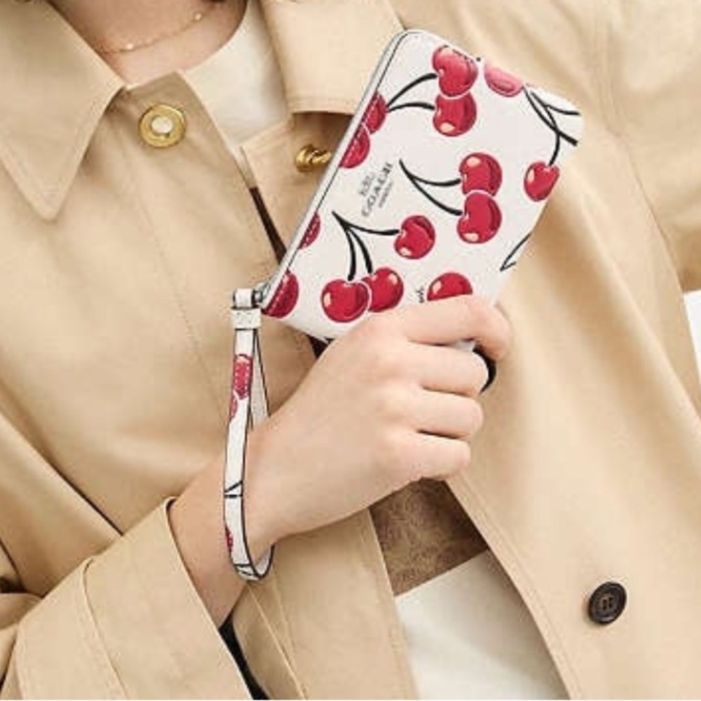 ❤️❤️❤️NEW Coach wristlet/wallet with cherry print /silvertone hardware ❤️❤️❤️ - Picture 9 of 10